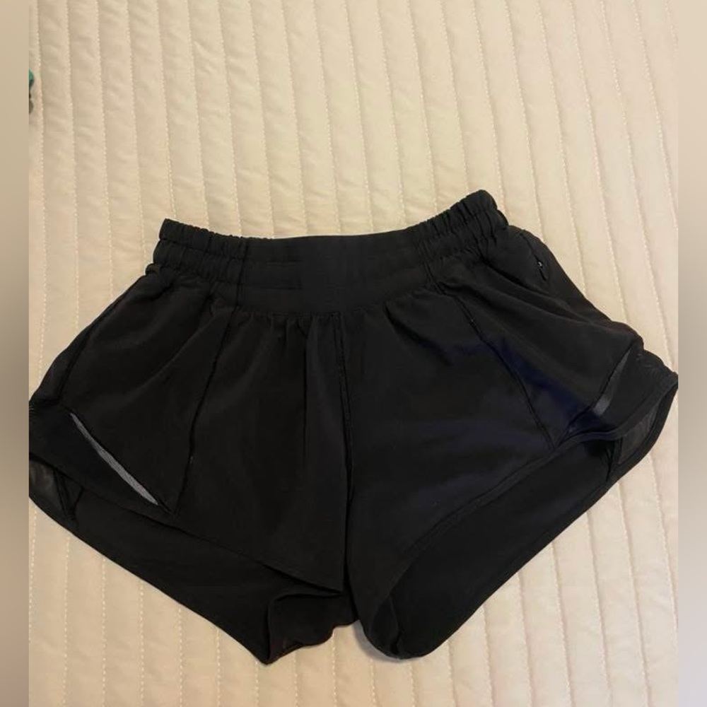 Lululemon Hotty Hot low rise 2.5 inch shorts